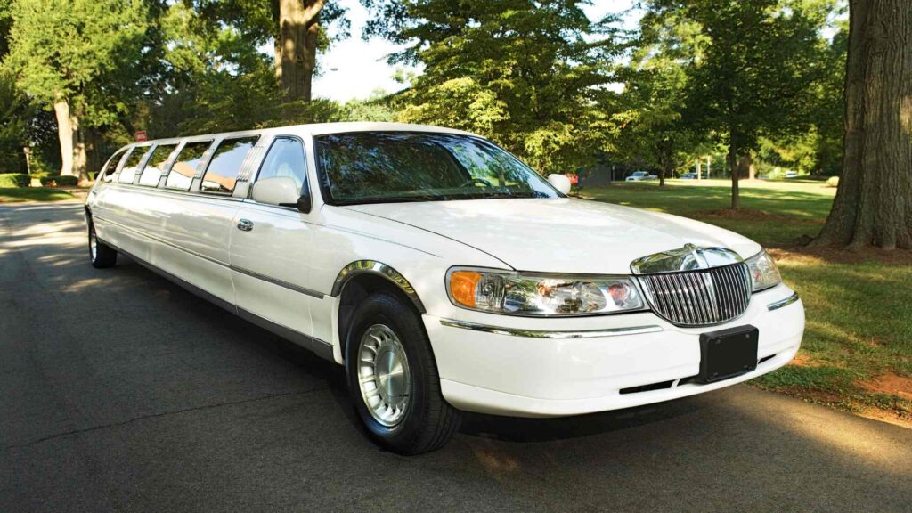 Why A Limousine Is The Perfect Transportation Option For Prom